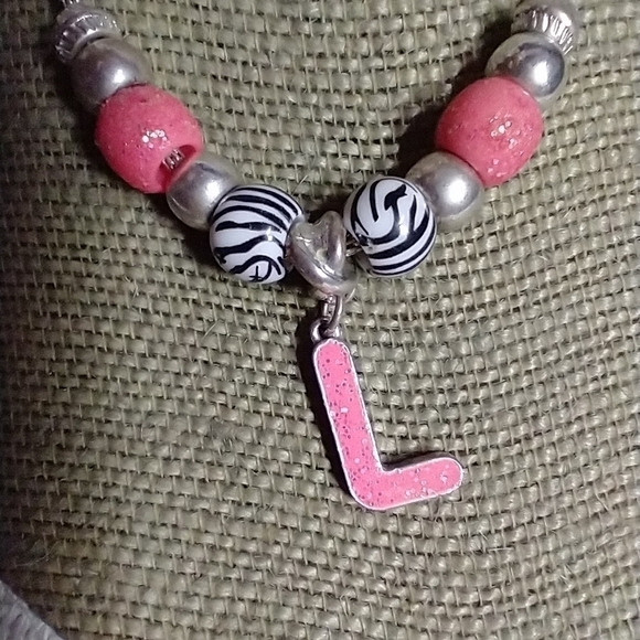 Pink beaded silvertone mesh chain initial L necklace - Picture 6 of 6
